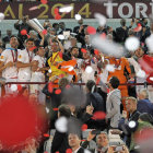 Los integrantes del Sevilla Espaol celebran con la copa.