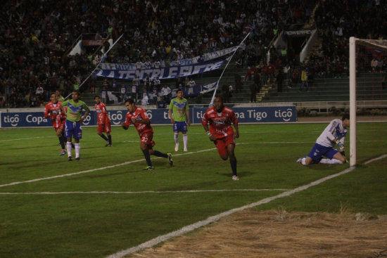 Gustavo Pinedo corre para celebrar su primer gol de la noche, el segundo para su equipo, tras el tiro libre ejecutado por el espaol Rubn Cuesta.