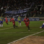 Gustavo Pinedo corre para celebrar su primer gol de la noche, el segundo para su equipo, tras el tiro libre ejecutado por el espaol Rubn Cuesta.