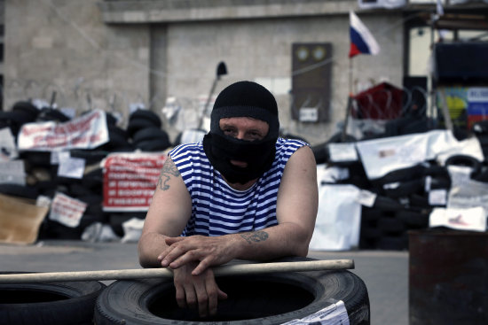 REBELDES. Un simpatizante de la Repblica Popular de Donetsk monta guardia en una barricada cerca de un edificio gubernamental ucraniano.