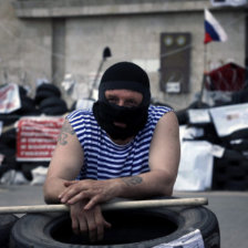 REBELDES. Un simpatizante de la Repblica Popular de Donetsk monta guardia en una barricada cerca de un edificio gubernamental ucraniano.