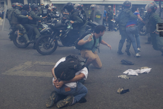 CONFLICTO. Manifestantes son detenidos durante una reciente protesta de estudiantes.