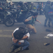 CONFLICTO. Manifestantes son detenidos durante una reciente protesta de estudiantes.