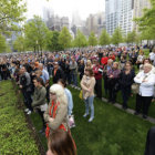 INAUGURACIN. Varias personas escuchan el discurso de Obama en la Zona Cero.