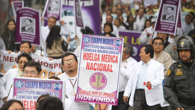 PROTESTA. Los galenos marcharon pidiendo incremento en sus remuneraciones.