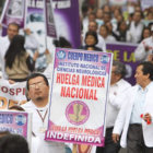 PROTESTA. Los galenos marcharon pidiendo incremento en sus remuneraciones.