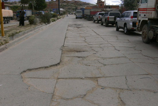 AVENIDA. Completamente deteriorada.