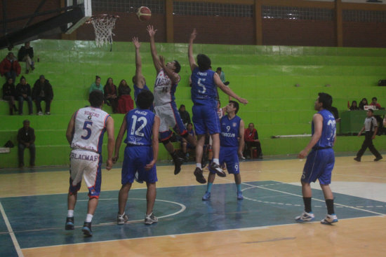 Un pasaje del partido final entre Amistad y Universitario, el mircoles pasado.