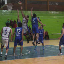 Un pasaje del partido final entre Amistad y Universitario, el mircoles pasado.