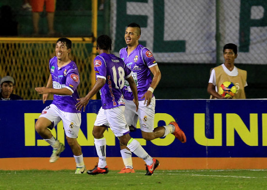 Maximiliano Andrada (i) anot dos goles para el triunfo de Real Potos.