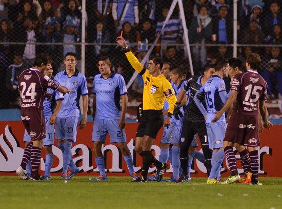 El rbitro Roddy Zambrano expuls a un jugador de Lans en la etapa complementaria; al lado, el festejo entre el tcnico de Bolvar Xabier Azkargorta y el jugador Damir Miranda.