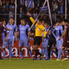 El rbitro Roddy Zambrano expuls a un jugador de Lans en la etapa complementaria; al lado, el festejo entre el tcnico de Bolvar Xabier Azkargorta y el jugador Damir Miranda.