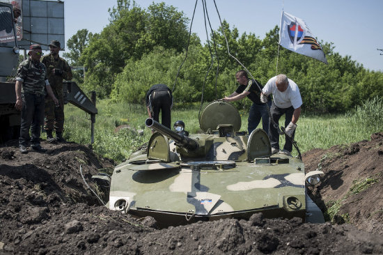 SEPARATISMO. Activistas prorrusos entierran un tanque en un puesto de control cerca de la ciudad de Slaviansk, Ucrania.