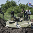 SEPARATISMO. Activistas prorrusos entierran un tanque en un puesto de control cerca de la ciudad de Slaviansk, Ucrania.