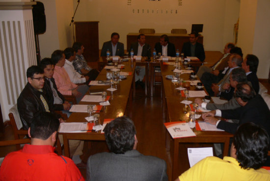 IMPORTANTE. Empresarios de Tarija y Chuquisaca en su encuentro de anoche, en Sucre.