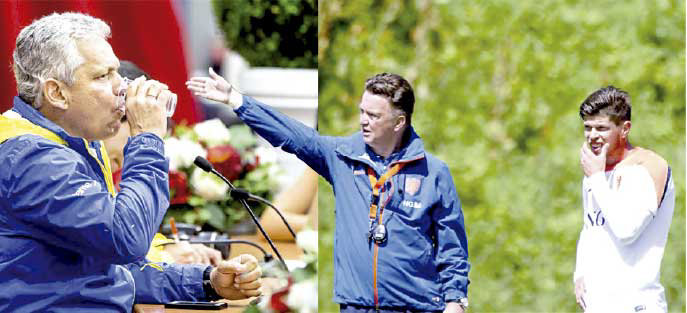 El entrenador de Ecuador, Reinaldo Rueda, ofrece una rueda de prensa en Amsterdam; al lado, Louis van Gaal (izq) da instrucciones a Klaas-Jan Huntelaar.