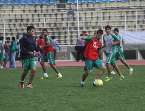 Universitario activ su principal prctica matinal ayer, en el estadio Patria, donde ensay las probables variantes para maana.