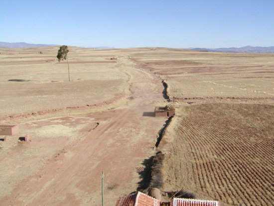 ESTADO. El acceso actual entre el cruce Yamparez y el aeropuerto de Alcantar es de tierra.