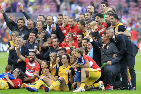 Los integrantes del Atltico de Madrid posan al final del partido que les dio el ttulo de la Liga espaola.