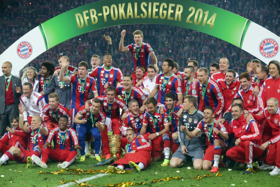 El Bayern Mnich festeja con su trofeo la Copa de Alemania.