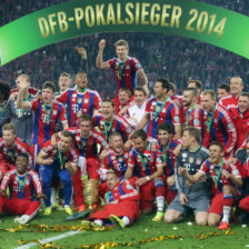 El Bayern Mnich festeja con su trofeo la Copa de Alemania.