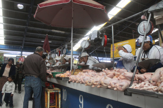 COMERCIO. La venta de pollo en el Mercado Campesino.