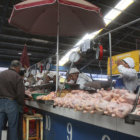 COMERCIO. La venta de pollo en el Mercado Campesino.