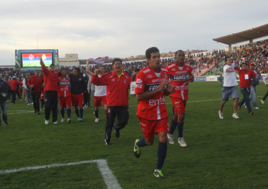 Cuerpo tcnico, mdico, dirigentes, jugadores y el pblico celebraron en el campo de juego la clasificacin a la Copa Libertadores de 2015.