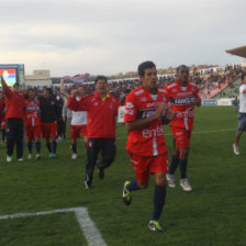 Cuerpo tcnico, mdico, dirigentes, jugadores y el pblico celebraron en el campo de juego la clasificacin a la Copa Libertadores de 2015.