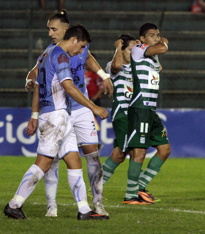 El festejo de los integrantes de Oriente (d), tras el gol de Pea.