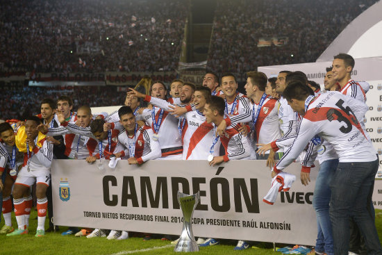 Los jugadores del equipo millonario celebran el ttulo de la Liga argentina, obtenido ayer, en la ltima fecha del campeonato.