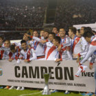 Los jugadores del equipo millonario celebran el ttulo de la Liga argentina, obtenido ayer, en la ltima fecha del campeonato.