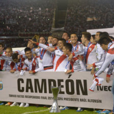 Los jugadores del equipo millonario celebran el ttulo de la Liga argentina, obtenido ayer, en la ltima fecha del campeonato.