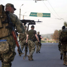 REBELIN. Insurgentes prorrusos recorren una calle de la ciudad tomada de Slaviansk.