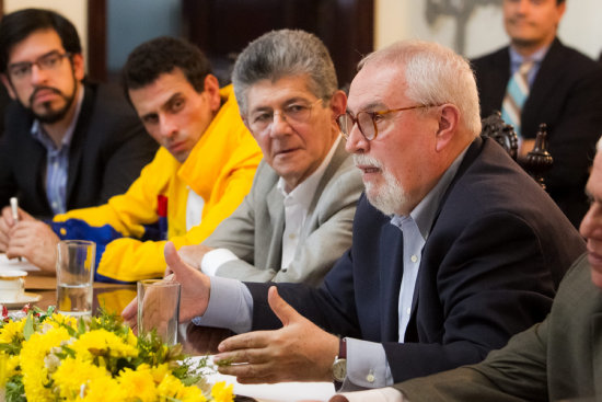 DILOGO. El secretario ejecutivo de la MUD, Guillermo Aveledo, habla con los mediadores.