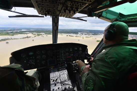 EMERGENCIA. Un piloto de helicptero observa una zona inundada en Serbia.