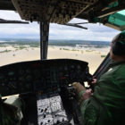 EMERGENCIA. Un piloto de helicptero observa una zona inundada en Serbia.