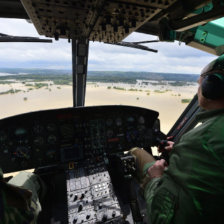 EMERGENCIA. Un piloto de helicptero observa una zona inundada en Serbia.