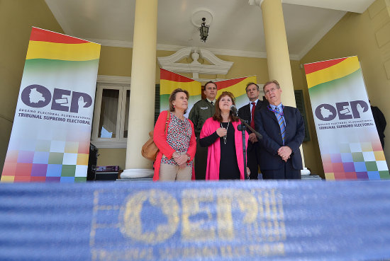 INFORME. La presidenta del TSE, Wilma Velasco, junto a la comitiva de la Unin Europea, ayer.