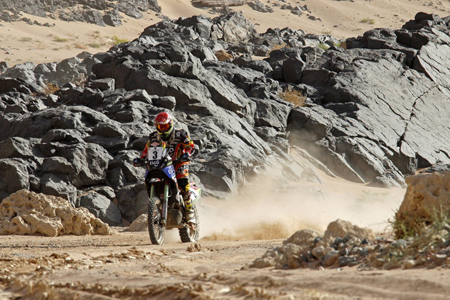 El piloto boliviano Juan Carlos Salvatierra ayer, durante la primera etapa del Rally de los Faraones que se corre en Egipto.