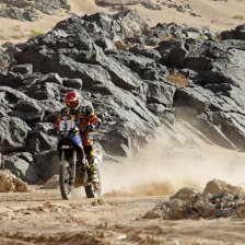 El piloto boliviano Juan Carlos Salvatierra ayer, durante la primera etapa del Rally de los Faraones que se corre en Egipto.