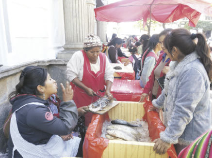 INSLITO. Un grupo de comerciantes instal una veintena de puestos de venta de pescado en la puerta del Palacio Consistorial.