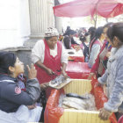 INSLITO. Un grupo de comerciantes instal una veintena de puestos de venta de pescado en la puerta del Palacio Consistorial.