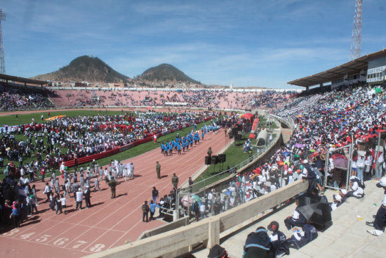 Miles de estudiantes asistieron al acto inaugural; abajo, deportistas llevan la antorcha al pebetero.