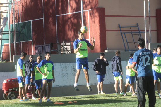 El equipo estudiantil entren ayer en la cancha de El Bosquecillo de la zona de Fancesa.