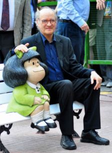 ARTISTA. Quino junto a la estatua del personaje de su creacin, Mafalda.