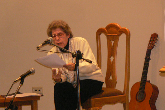 POETISA. Matilde Casazola comparti sus composiciones en la presentacin de su libro.