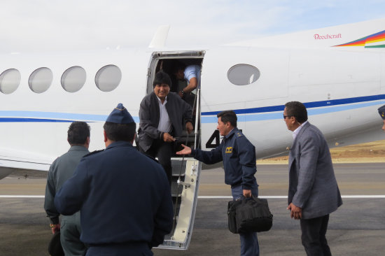 VISITA. El presidente Evo Morales lleg en una pequea aeronave a Alcantar a verificar la construccin que financia el Gobierno Nacional.