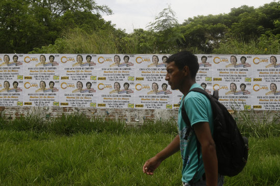 CAMPAA. Un hombre pasa frente a publicidad poltica en una calle de Bogot.