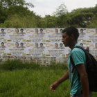 CAMPAA. Un hombre pasa frente a publicidad poltica en una calle de Bogot.